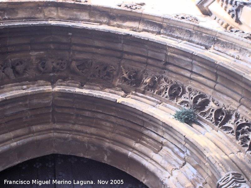 Iglesia de San Isidoro - Iglesia de San Isidoro. Detalle de la portada derecha