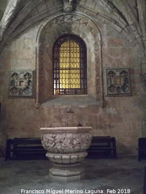 Monasterio de los Jer�nimos - Monasterio de los Jer�nimos. Pila bautismal