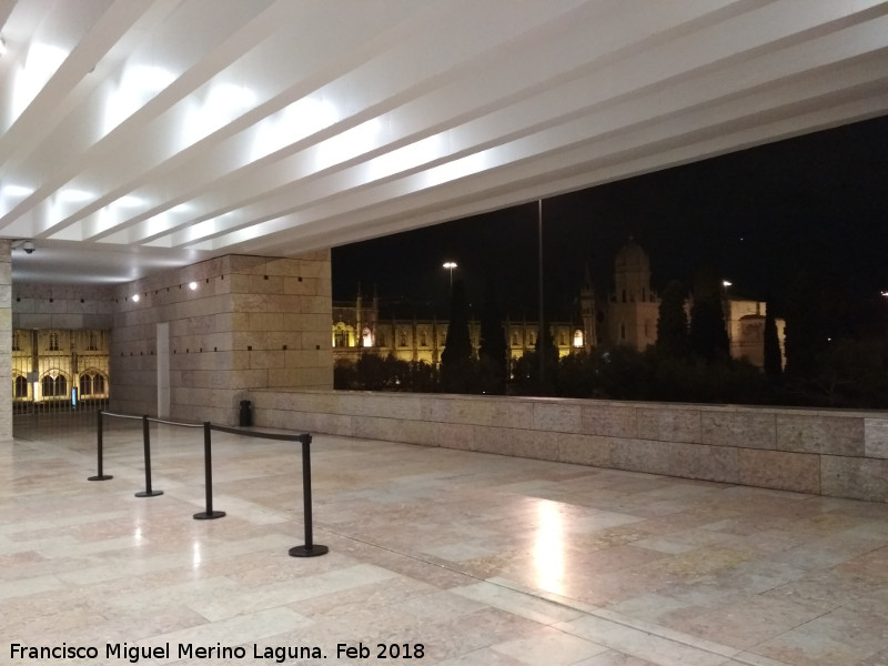 Centro Cultural de Bel�m - Centro Cultural de Bel�m. Al fondo el Monasterio de los Jer�nimos