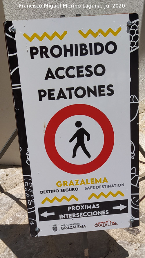 Grazalema - Grazalema. Cuidando del peat�n