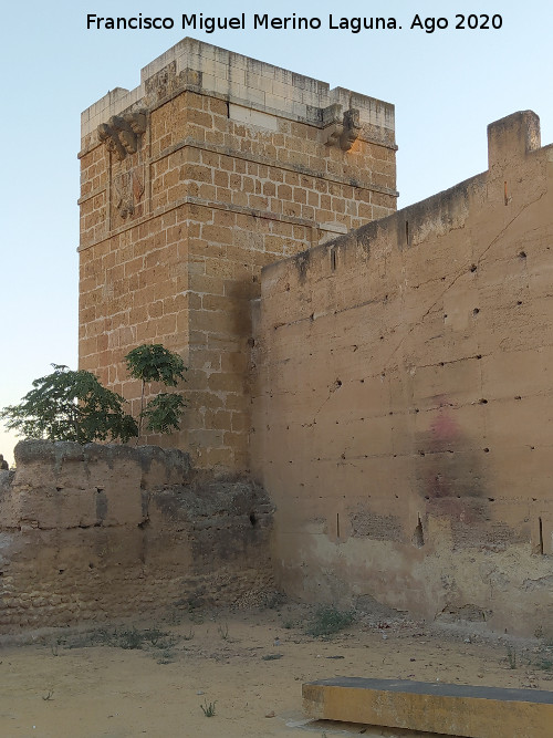 Castillo de Alcal� de Guadaira - Castillo de Alcal� de Guadaira. Torre�n esquinero