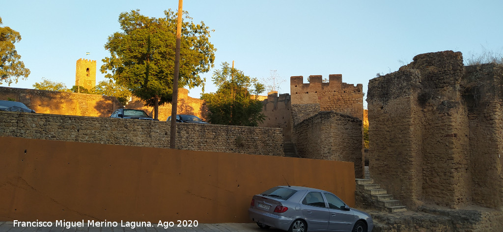 Castillo de Alcal� de Guadaira - Castillo de Alcal� de Guadaira. Murallas u puerta