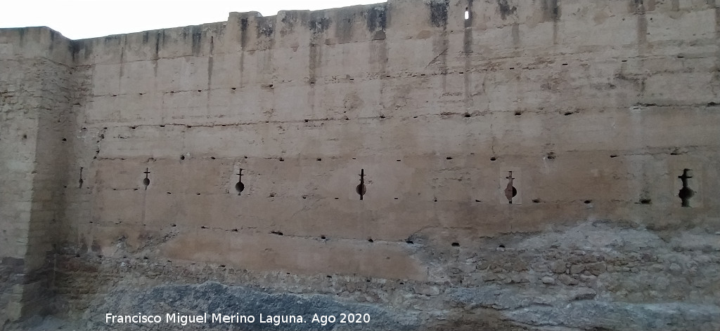 Castillo de Alcal� de Guadaira - Castillo de Alcal� de Guadaira. Muralla y troneras de palo y orbe