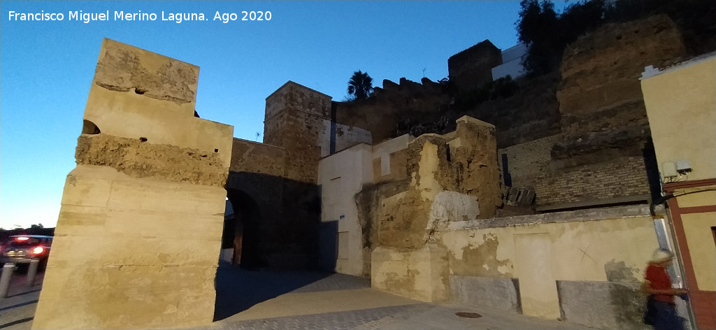 Castillo de Alcal� de Guadaira - Castillo de Alcal� de Guadaira. Coracha del Arrabal