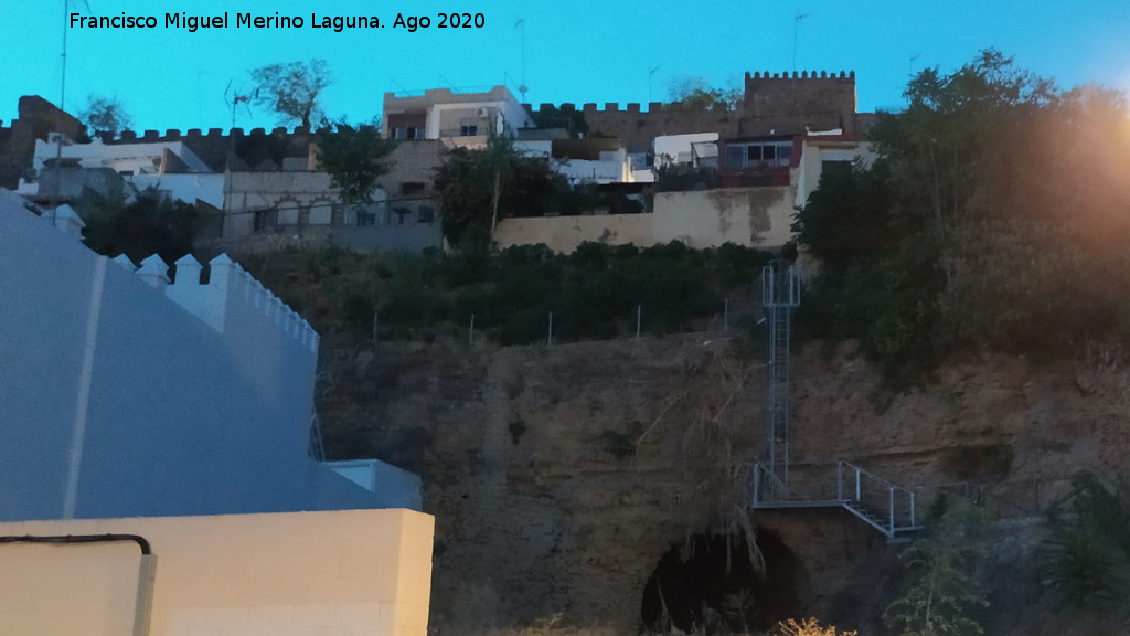 Castillo de Alcal� de Guadaira - Castillo de Alcal� de Guadaira. Muralla y cueva