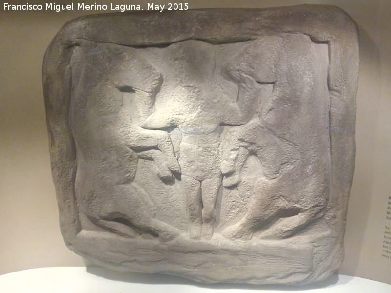 Aldea Mogn - Aldea Mogn. Bajorelieve ibero de divinidad entre caballos. Museo Provincial de Jan