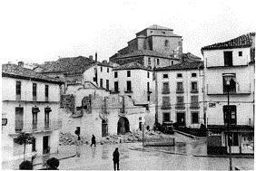 Ayuntamiento de Villanueva del Arzobispo - Ayuntamiento de Villanueva del Arzobispo. Foto antigua. Derribo del antiguo Ayuntamiento