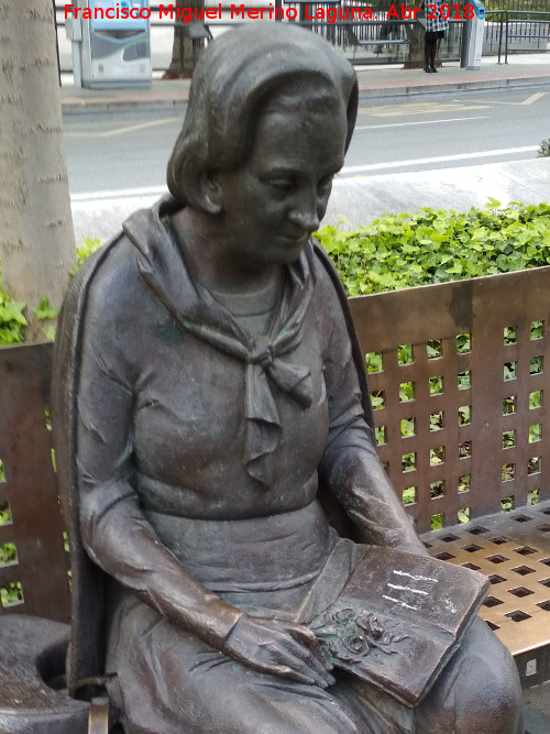 Elena Martn Vivaldi - Elena Martn Vivaldi. Escultura en el Bulevar de la Avenida de la Constitucin - Granada