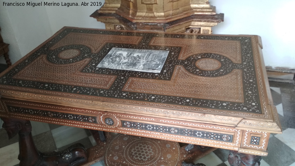 Monasterio de la Cartuja. Capilla de San Hugo - Monasterio de la Cartuja. Capilla de San Hugo. Mesa de taracea