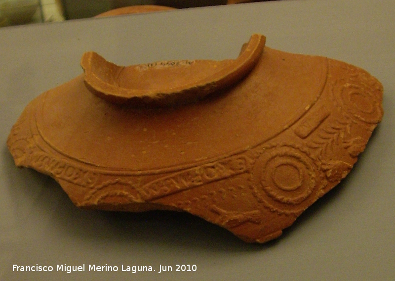 Ciudad iberorromana de Isturgi - Ciudad iberorromana de Isturgi. Fragmento de terra sigillata con marcas de entalle siglos I-II dC. Museo Arqueolgico Provincial