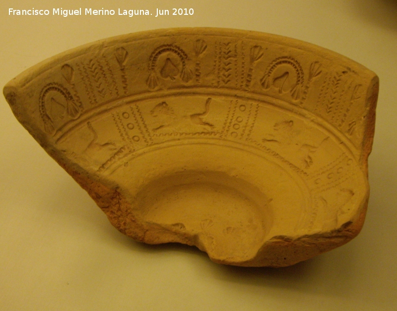 Ciudad iberorromana de Isturgi - Ciudad iberorromana de Isturgi. Molde de terra sigillata siglos I-II dC. Museo Arqueolgico Provincial
