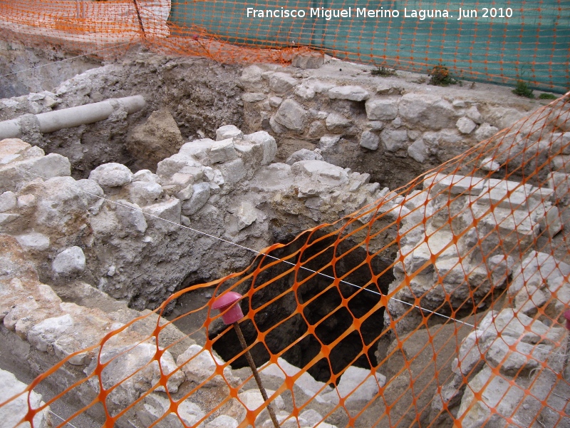 Excavacin arqueolgica de la esquina de la Calle Santa rsula con la Calle Crdoba - Excavacin arqueolgica de la esquina de la Calle Santa rsula con la Calle Crdoba. 
