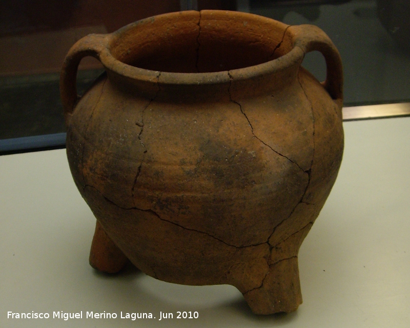Yacimiento La Alberquilla - Yacimiento La Alberquilla. Olla trpode califal-almohade siglos IX-XII. Museo Provincial