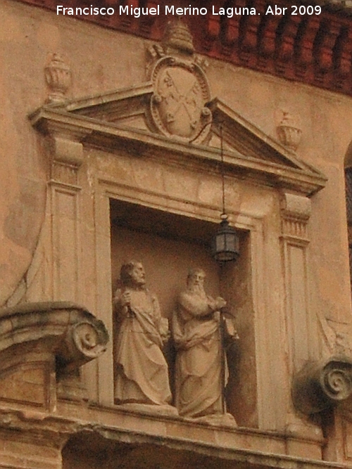 Iglesia de San Pedro y San Pablo. Portada - Iglesia de San Pedro y San Pablo. Portada. Escudo, San Pedro y San Pablo