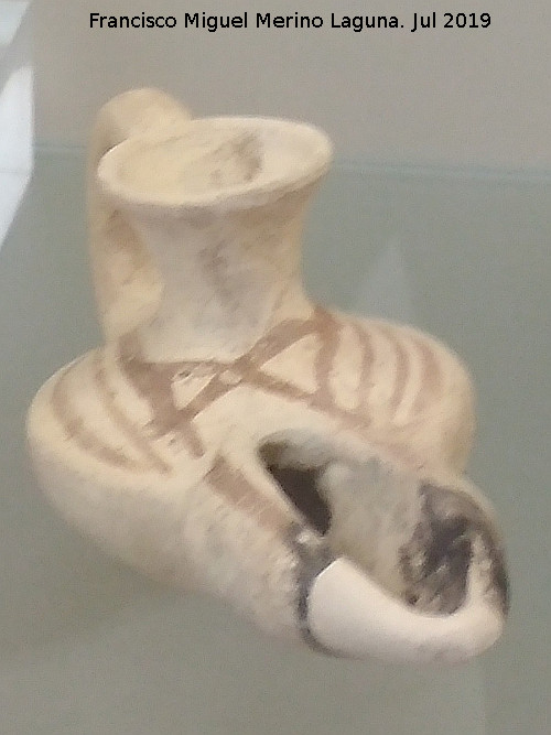 Calle Fuensanta - Calle Fuensanta. Candil de piquera siglos XI-XII. Museo de Santa Clara