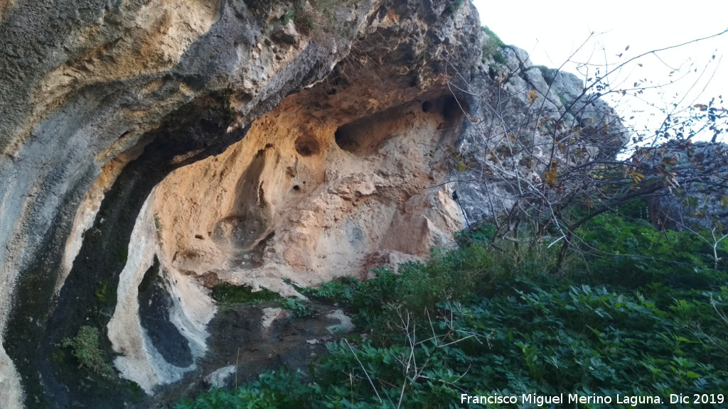 Abrigo de la Virgen - Abrigo de la Virgen. Oquedades