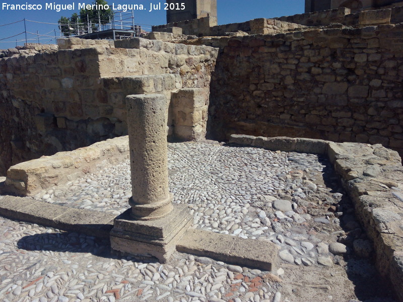 La Mota. Palacio en el Barrio Noble - La Mota. Palacio en el Barrio Noble. Columna del patio de los mosaicos