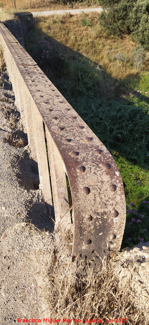 Puente minero de la Campana - Puente minero de la Campana. Parapeto con remaches