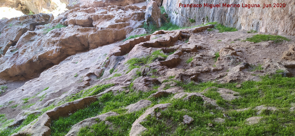 Gours - Gours. Cueva de las Grajas - Santiago Pontones