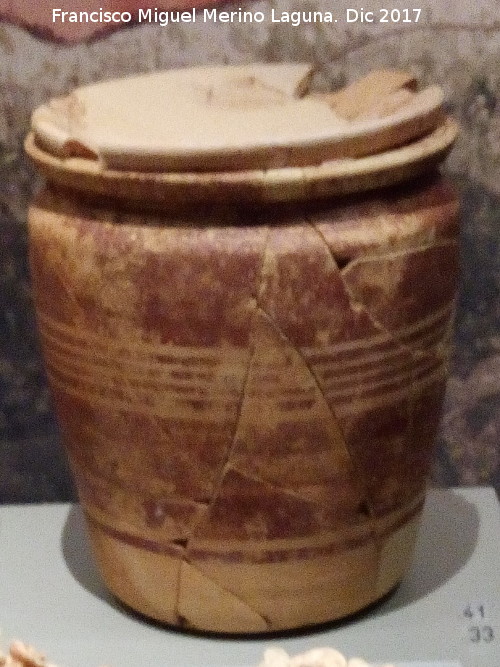 Necrpolis ibrica de Piquia - Necrpolis ibrica de Piquia. Kalathos con plato de tapadera. Siglo I a.C. Museo Ibero de Jan