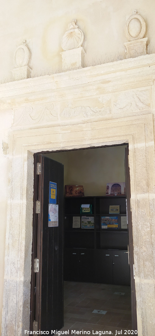 Castillo Palacio de los Ribera - Castillo Palacio de los Ribera. Puerta del patio que da acceso a la oficina de turismo