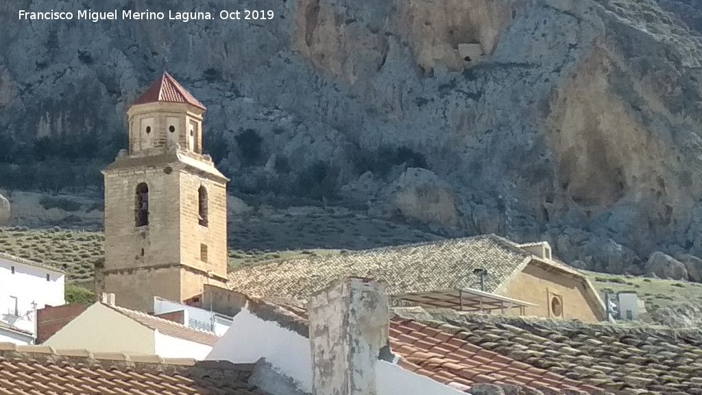 Cueva del Muralln - Cueva del Muralln. Con la iglesia en primer trmino