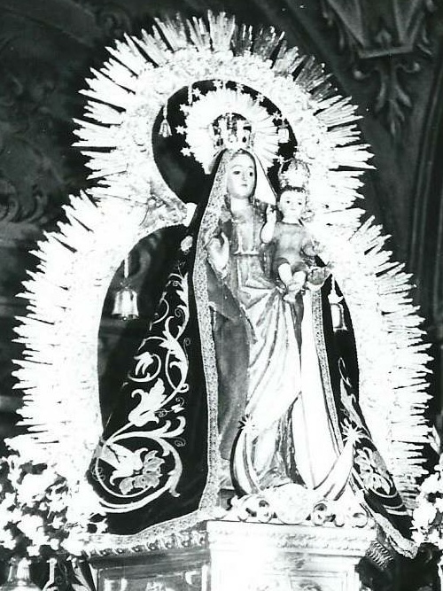 Virgen de la Estrella - Virgen de la Estrella. Talla de la Virgen de la Estrella, policromada, con el manto por encima en el altar de la Ermita, das antes de su ltima restauracin. Foto de Pedro Merino Megas