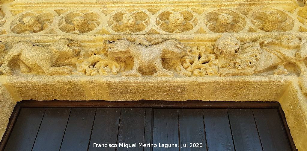 Dintel - Dintel. Puerta del Bestiario. Castillo Palacio de los Ribera - Bornos