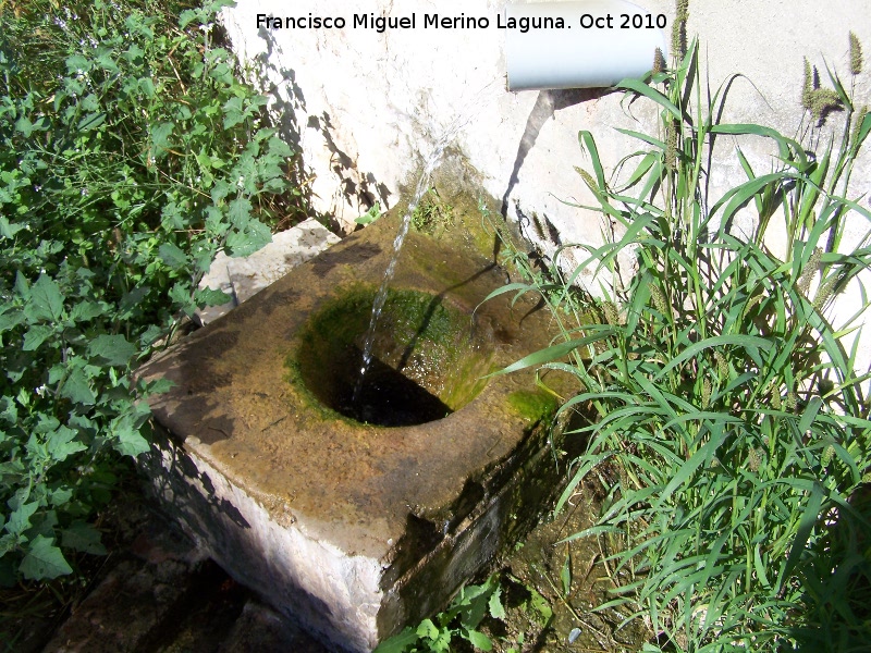 Fuente de las Cuevas - Fuente de las Cuevas. Cao de agua con piedra para llenar los cntaros