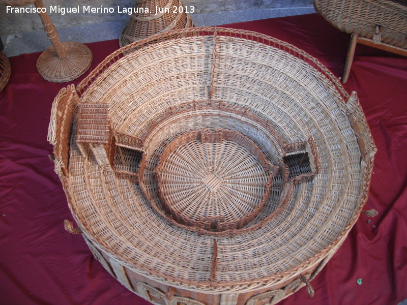 Artesana del mimbre - Artesana del mimbre. Plaza de toros de mimbre