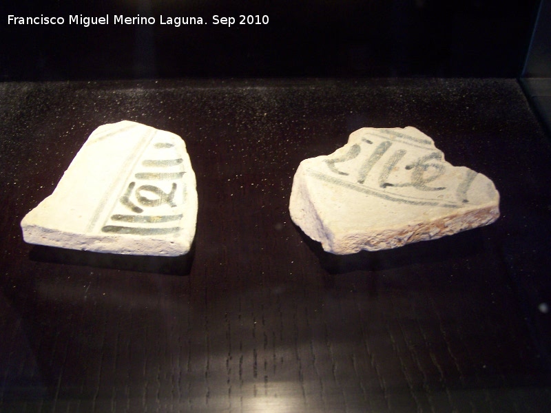 La Mota - La Mota. Cermica con inscripciones rabes. Cermica nazarita. Plato esmaltado. Siglo XIV. Alcazaba