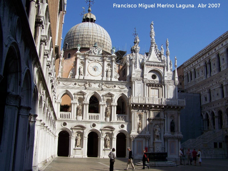 Palacio Ducal - Palacio Ducal. Acceso a la Bas�lica desde el patio