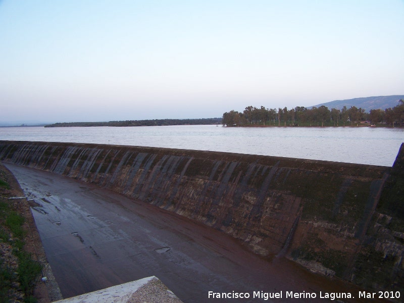 Pantano del Guadaln - Pantano del Guadaln. Canal de desage