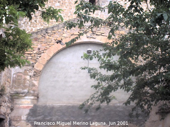 Santuario de la Yedra - Santuario de la Yedra. Arco cegado trasero que da a las ruinas