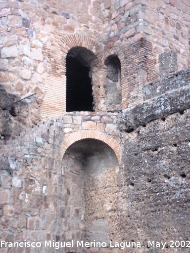 Castillo de Baos de la Encina - Castillo de Baos de la Encina. Puerta de entrada a la Torre del Homenaje. La de la izquierda a una sala inferior y la de la derecha a la sala superior y azotea