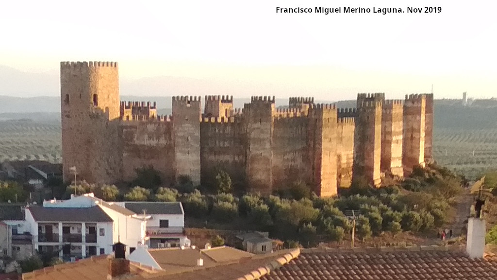 Castillo de Baos de la Encina - Castillo de Baos de la Encina. Desde la Calle Blas Infante