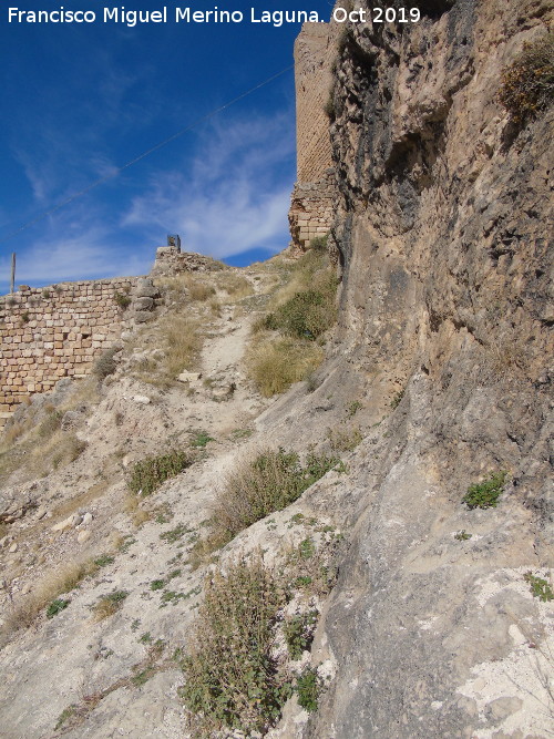 Castillo Nuevo de Bedmar - Castillo Nuevo de Bedmar. Camino medieval y puerta
