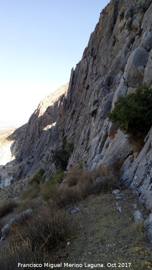 Cerro Cuevas del Aire - Cerro Cuevas del Aire. Paredes rocosas que dan a Bedmar