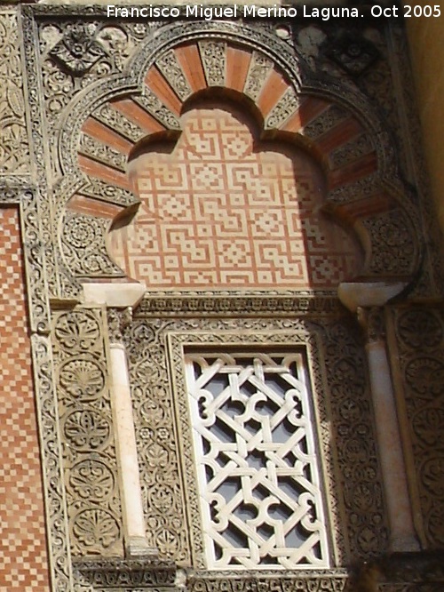 Mezquita Catedral. Puerta de San Ildefonso - Mezquita Catedral. Puerta de San Ildefonso. Ventana derecha