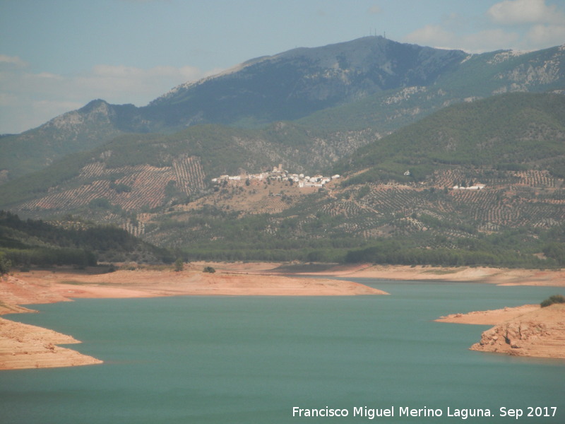 Hornos - Hornos. Desde el Mirador del Control Viejo al fondo el Yelmo