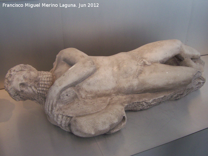 Baelo Claudia. Teatro Romano - Baelo Claudia. Teatro Romano. Escultura de sileno recostado abrazando un orbe de las fuentes del pulpium. M�rmol finales del siglo I d.C. Museo de Baelo Claudia