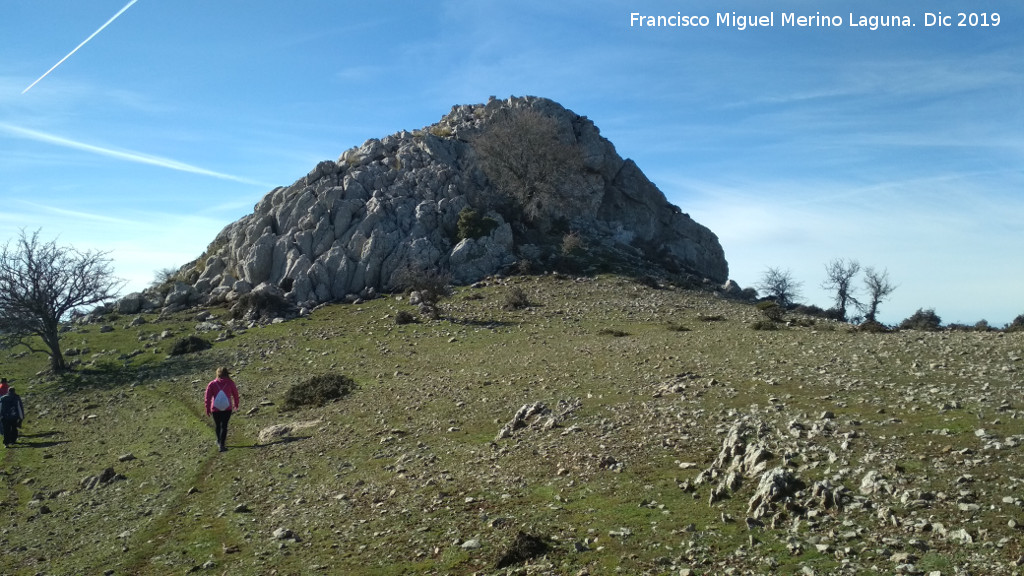 Cerro Los Morales - Cerro Los Morales. Afloramientos rocosos del oeste