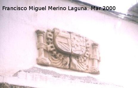 Antiguas Carniceras de San Francisco - Antiguas Carniceras de San Francisco. Parte inferior del escudo imperial de Carlos V situado en la casa n4 de la calle Arco de los Dolores