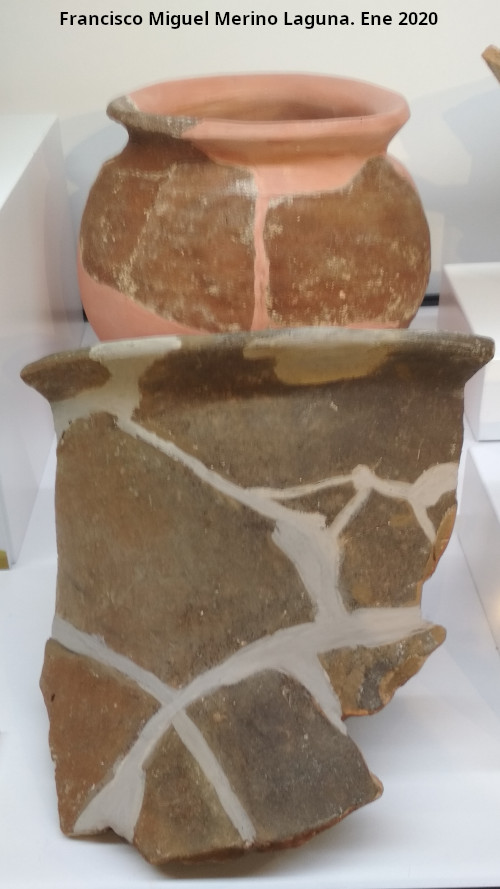 Palacio ibero del Cerro de la Merced - Palacio ibero del Cerro de la Merced. Ollas ibera. Exposici�n en el Museo Ibero de Ja�n