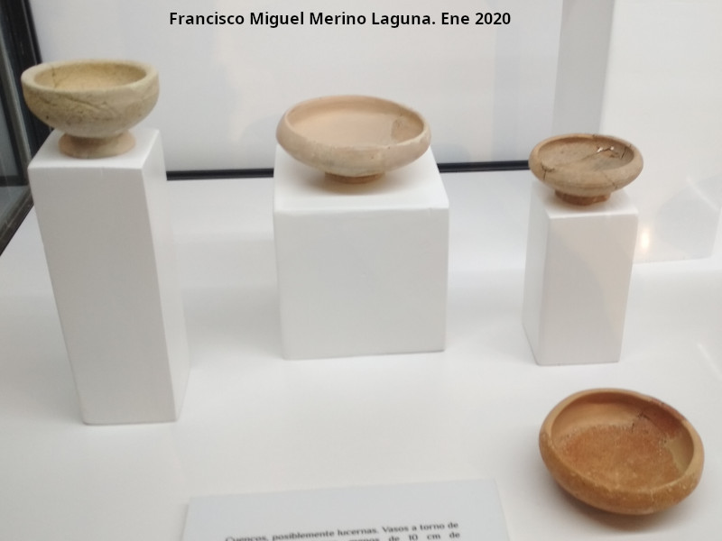 Palacio ibero del Cerro de la Merced - Palacio ibero del Cerro de la Merced. Vasos posiblemente utilizados como lucernas. Exposici�n en el Museo Ibero de Ja�n