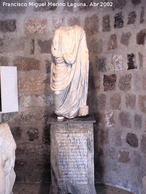 Cstulo. Necrpolis de los Patos - Cstulo. Necrpolis de los Patos. Ecultura y basa de mrmol del siglo II con inscripcin. Museo Arqueolgico de Linares