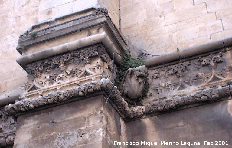 Catedral de Jan. Fachada gtica - Catedral de Jan. Fachada gtica. Segunda grgola empezando por la derecha y contrafuerte