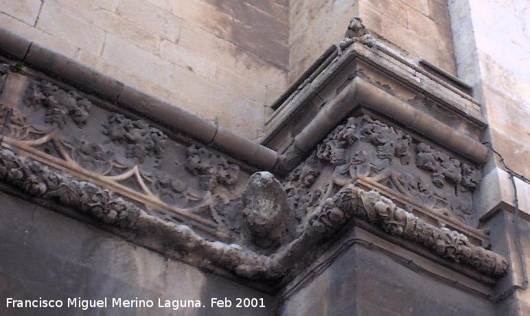 Catedral de Jan. Fachada gtica - Catedral de Jan. Fachada gtica. El mono y la primera grgola del lado derecho