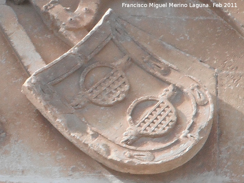 Castillo de La Guardia. Puerta de Acceso - Castillo de La Guardia. Puerta de Acceso. Escudo derecho. Escudo de los Guzmn