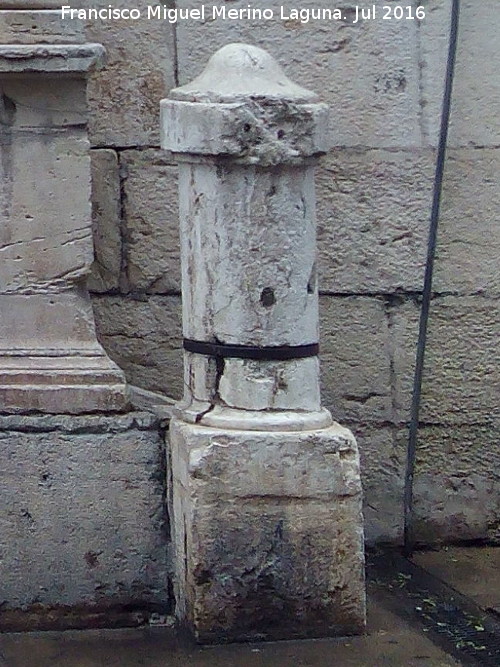 Catedral de Jan. Lonja - Catedral de Jan. Lonja. Protector contra el trfico rodado de la puerta norte